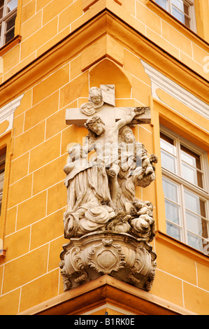 Statuen von Heiligen an einem Haus Ecke in Bamberg, Upper Franconia, Bayern, Deutschland, Europa Stockfoto