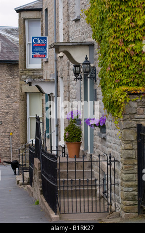 Für Verkauf Zeichen außerhalb Reihenhäuser in East London England