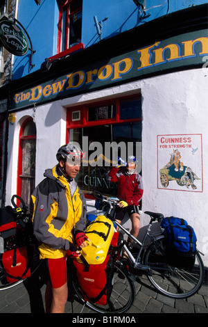 Biker Ruhe vor einem Gasthaus, Ballinasloe, Galway, Irland Stockfoto