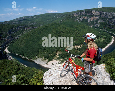 Mountainbiker, Vallon Pont d ´ Arc, Ardeche, Frankreich Stockfoto