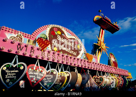 Lebkuchenherzen und eine lustige Fahrt, Oktoberfest, München, Bayern, Deutschland Stockfoto