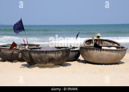 Traditionelle vietnamesische Nussschalen auf Cua Dai Strand Stockfoto