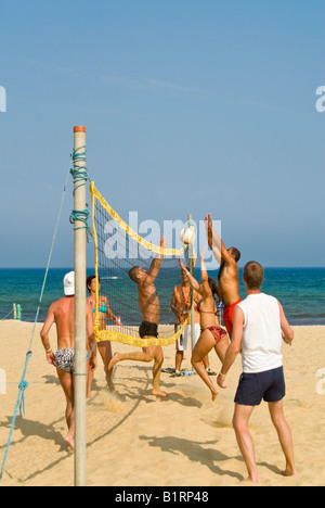 Vertikale Nahaufnahme von Menschen in Ihrer Nähe das Netz einer Partie Beach-Volley-Ball auf einem sonnigen Tag Stockfoto