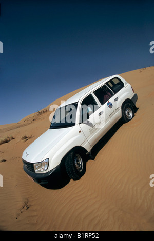 Toyota Land Cruiser, Geländewagen, SUV, fahren auf einer Sanddüne, Wahiba Sands, Oman, Arabische Halbinsel, Naher Osten Stockfoto