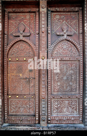 Reich verzierte alte Holzhaus Tür in Nizwa, Oman, Arabische Halbinsel, Naher Osten Stockfoto