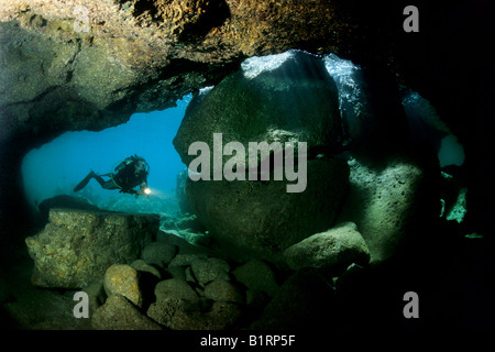 Taucher, die Erkundung einer Unterwasserhöhle, Musandam, Oman, Naher Osten, Indischer Ozean Stockfoto