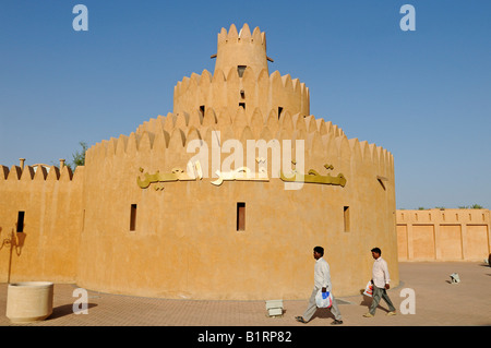 Fußgänger vor El-Ain-Museum, Al Ain, Abu Dhabi, Vereinigte Arabische Emirate, Asien Stockfoto