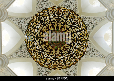 Swarovski-Kronleuchter in den Gebetsraum der Sheikh Zayed bin Sultan Al Nahjan Mosque, Moschee, drittgrößte Moschee in der Stockfoto