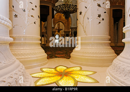 Marmorsäulen im Scheich Zayed bin Sultan Al-Nahjan-Moschee, Moschee, drittgrößte Moschee der Welt, Emirat Abu Dha Stockfoto