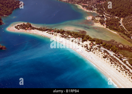 Arial Ansicht von Ölüdeniz Beach in der Türkei von einem Gleitschirm Stockfoto