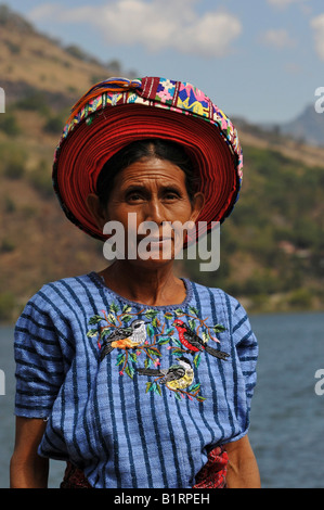 Indio, indigene oder einheimische Frau mit einem Tocoyal Hut, Santiago Atitlan, Atitlan See, Guatemala, Mittelamerika Stockfoto