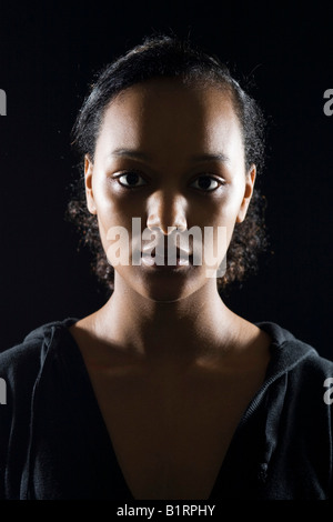 Porträt einer jungen Frau mit dunkler Hautfarbe Stockfoto