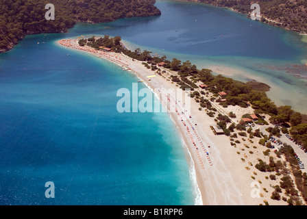 Luftaufnahme von Oludeniz Beach in Mugla, Fethiye Türkei von a Tandem Gleitschirm, der war auf Olu Deniz Strand zu landen Stockfoto