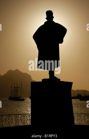 Silhouette des Denkmals für Alfonso Diogo vor Yachten ankern in der Bucht von Mindelo auf der Insel Sao Vicente, Kap Verde ich Stockfoto