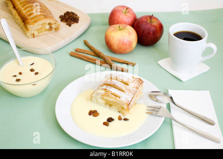 Apfelstrudel mit Vanillesauce, Kaffee und Zutaten Stockfoto
