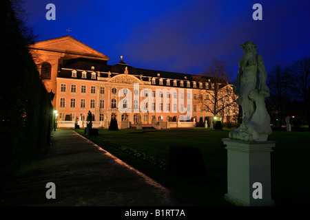 Constantine Basilica und Palast der kurfürstlichen angesehen von den Statuen in den Palast Garten, römischen Stadt Trier, Rheinland Stockfoto