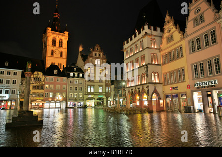 Main Marktplatz, die Kirche St. Gangolf, dem Markt Kreuz und der Steipe in die Römerstadt Trier, Rheinland-Pfalz, Keim Stockfoto