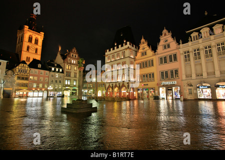 Main Marktplatz, der St, Gangolf Kirche, dem Markt Kreuz und der Steipe in die Römerstadt Trier, Rheinland-Pfalz, Keim Stockfoto