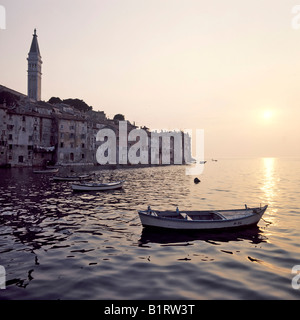 Boot vor Anker vor Rovinj, Istrien, Kroatien, Europa Stockfoto
