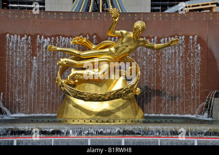 Goldene Statue von Prometheus von Paul Manship, Midtown, Rockefeller Plaza, Manhattan, New York City, USA Stockfoto