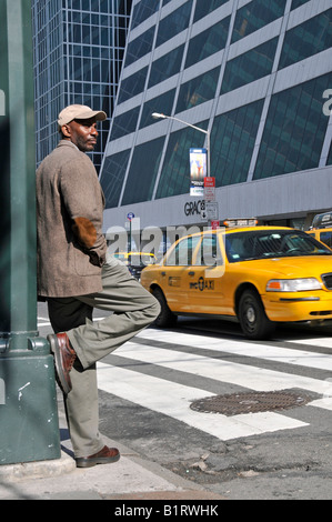 Fußgänger warten vor der W. R. Grace Gebäude, Manhattan, New York City, USA Stockfoto