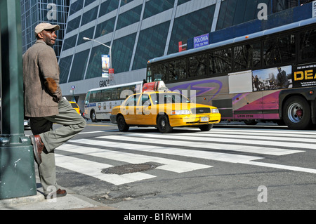 Fußgänger warten vor der W. R. Grace Gebäude, Manhattan, New York City, USA Stockfoto