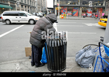 Obdachloser ein Mülleimer durchwühlen kann, auf der Suche nach wiederverwertbare Gegenstände, Manhattan, New York City, USA Stockfoto