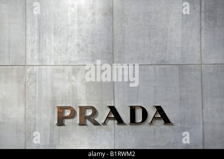 Prada-Namen auf der Manhattan-Retail-Shop des italienischen Modeunternehmens Prada SpA, New York City, USA Stockfoto