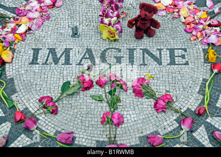 Geschmückt Denkmal für John Lennon, Strawberry Fields, Central Park, New York City, USA Stockfoto