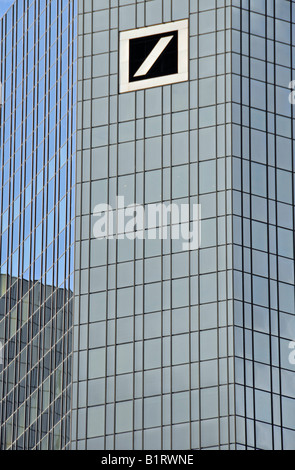 Reflektierende Fassade und das Logo der Deutsche Bank AG, Frankfurt am Main, Hessen, Deutschland, Europa Stockfoto