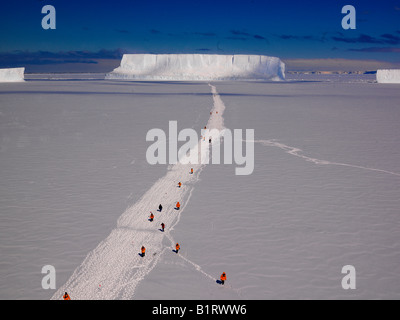 Wanderung über Meereis, einen großen Eisberg vor Kap Washington, Ross-Meer, Antarktis Stockfoto