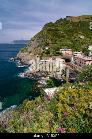 Blick über den Bahnhof in Riomaggiore, Ligurien, Cinque Terre, Italien, Europa Stockfoto