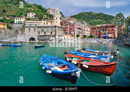 Blick auf den Hafen in Vernazzo mit dem Meer und die Fischerboote im Vordergrund, Ligurien, Cinque Terre, Italien, Europa Stockfoto