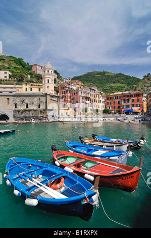 Blick auf den Hafen in Vernazzo mit dem Meer und die Fischerboote im Vordergrund, Ligurien, Cinque Terre, Italien, Europa Stockfoto