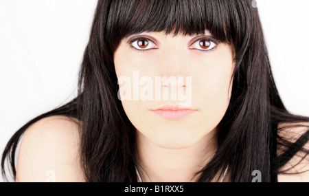 Porträt einer jungen Frau mit großen Augen und dunkle Haare Stockfoto