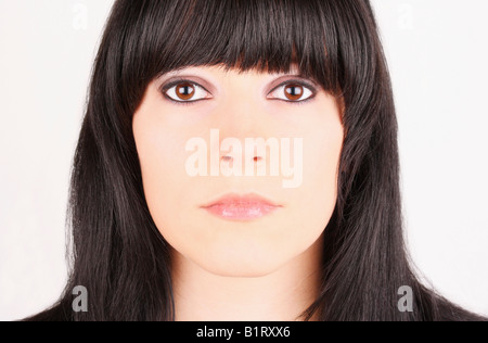 Porträt einer jungen Frau mit großen Augen und dunkle Haare Stockfoto