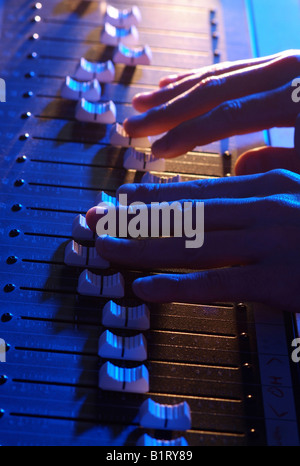 Händen der Tontechniker anpassen die Regulatoren von einer professionellen Mixer-Einheit Stockfoto