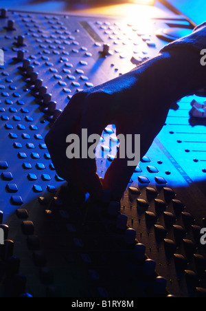 Händen der Tontechniker anpassen die Regulatoren von einer professionellen Mixer-Einheit Stockfoto