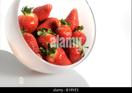 Erdbeeren (Fragaria Xananassa) in eine Schüssel geben Stockfoto