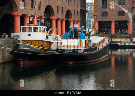 Schlepper und Boote im Albert Dock Stockfoto