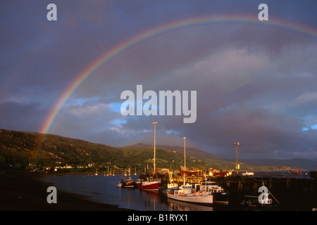 Regenbogen über ein Fischerdorf in Schottland, Großbritannien, Europa Stockfoto