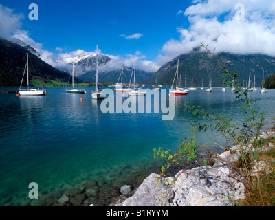 Segelboote am Achensee vor Pertisau und Bereich Karwendel, Tirol, Austria, Europe Stockfoto