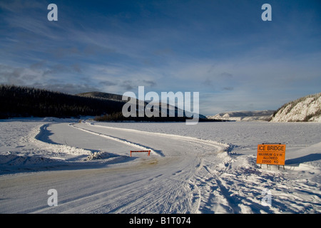 Verkehrszeichen auf dem Yukon River Eisbrücke, Dawson City, Yukon Territorium, Kanada, Nordamerika Stockfoto