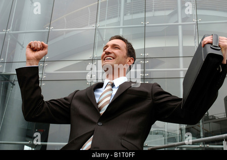 31-j hrige Unternehmer trägt einen Anzug, steht man vor einer Glasfassade Stockfoto