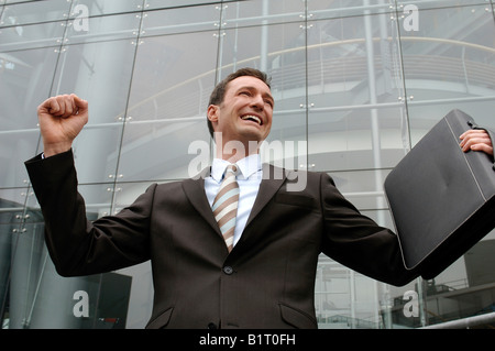 31-j hrige Unternehmer trägt einen Anzug, steht man vor einer Glasfassade Stockfoto