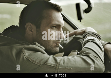 31 Jahre alter Mann verkleidet als James Dean im Auto Stockfoto