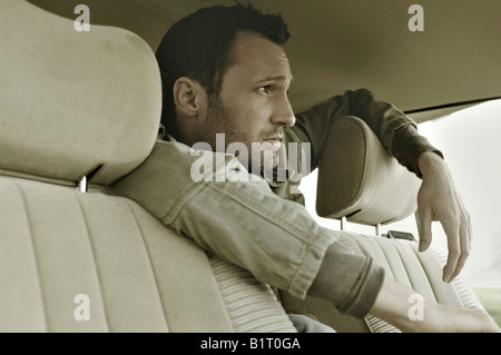 31 Jahre alter Mann verkleidet als James Dean im Auto Stockfoto