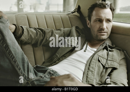 31 Jahre alter Mann verkleidet als James Dean im Auto Stockfoto