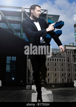 31 Jahre alter Mann verkleidet als James Bond in Düsseldorf Hafen, Nordrhein-Westfalen, Deutschland, Europa Stockfoto