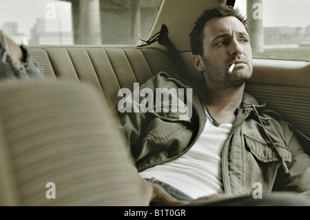 31 Jahre alter Mann verkleidet als James Dean im Auto Stockfoto